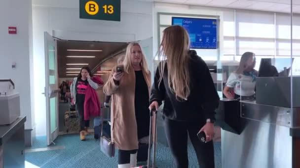 Аеропорт Ванкувера Вході B13 Люди Виходять Літака Малюнками Багажу Деякі — стокове відео