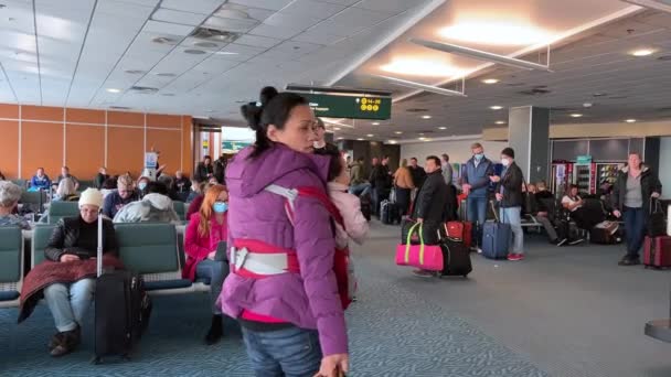 Flughafen Yvr Vancouver Eine Frau Mit Einem Kleinen Kind Auf — Stockvideo