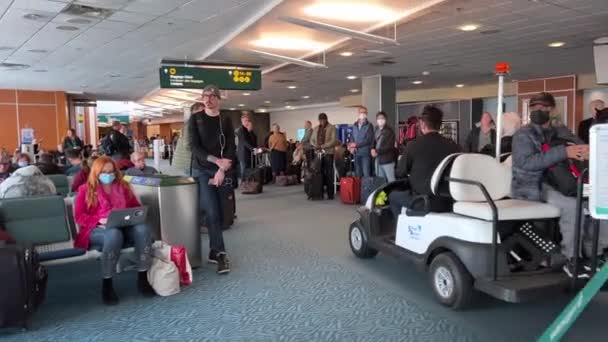 Menschen Sitzen Und Warten Auf Ihre Abreise Wartezimmer Koffer Auf — Stockvideo