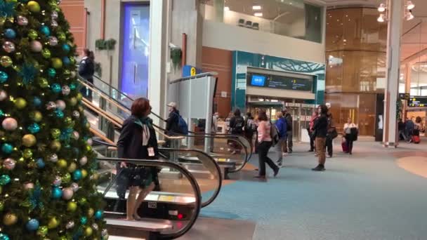 Yvr Vancouver Luchthaven Nieuwjaarsvluchten Verschillende Luchtvaartmaatschappijen Mensen Gaan Roltrap Gaan — Stockvideo