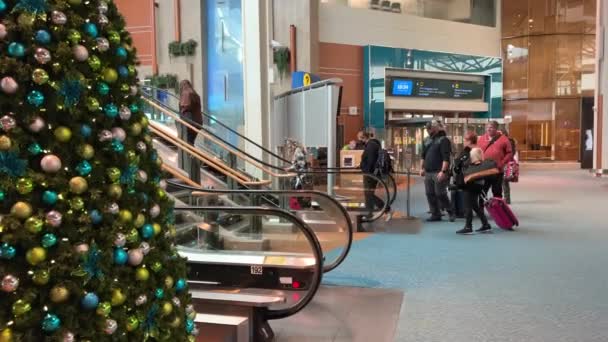 Yvr Vancouver Luchthaven Nieuwjaarsvluchten Verschillende Luchtvaartmaatschappijen Mensen Gaan Roltrap Gaan — Stockvideo