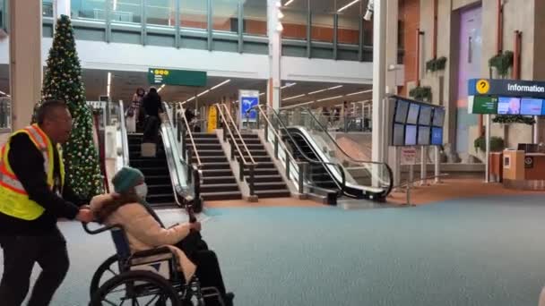 Yvr Vancouver Trabajador Del Aeropuerto Chaleco Amarillo Brillante Lleva Una — Vídeos de Stock
