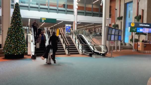 彼の手には車輪の上にスーツケースがあります手荷物は飛行機の着陸に行きますYvrバンクーバー空港18 2022カナダ — ストック動画