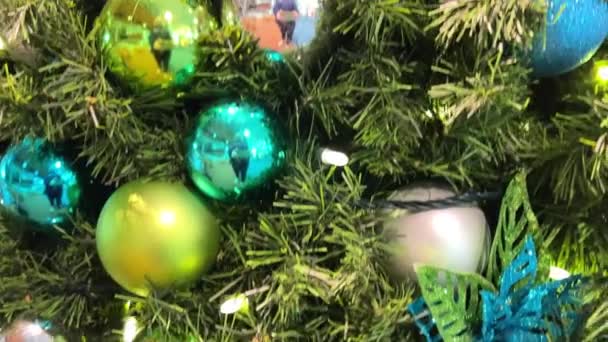 Julgran Dekorerad Med Gula Och Gröna Blå Leksaksbollar Och Ljus — Stockvideo