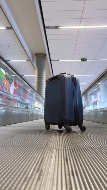 Auf Dem Passagierband Flughafen Steht Ein Kleiner Blauer Koffer Der — Stockvideo