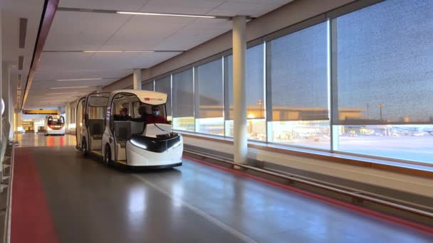 白い車カナダカルガリーのYyc空港空港空港の人々を輸送するためのゴルフのように白い車はどこでもそれに座る空の18 2022カナダ — ストック動画