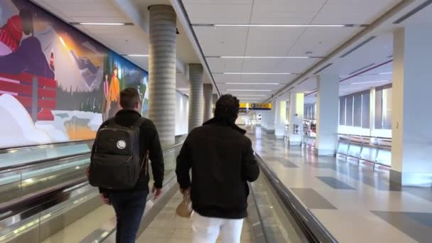 Mężczyźni Walizkami Plecakami Plecami Kamery Kanada Yyc Lotnisko Calgary Proste — Wideo stockowe