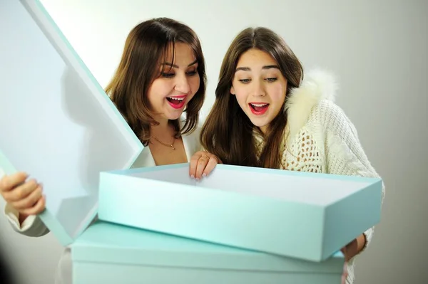 Mutter Und Tochter Schauen Hellblaue Große Schachteln Sind Überrascht Haben — Stockfoto