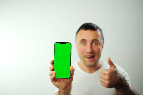Werbefläche Für Text Ein Mann Mit Grünem Bildschirm Telefon Blickt — Stockfoto