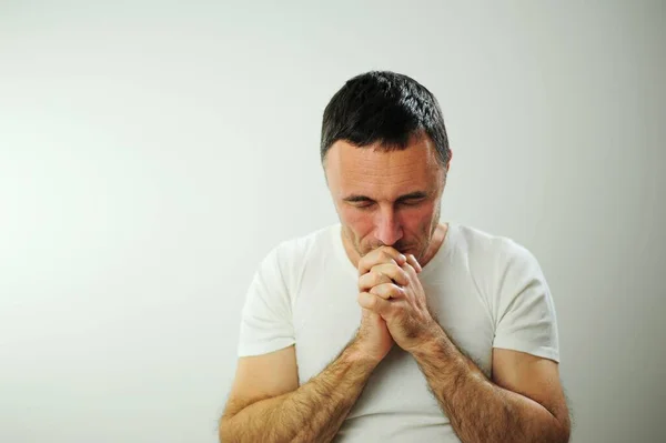 Взрослый Мужчина Расстроен Положил Руки Лицо Молитвенный Опыт Плачет Негативные — стоковое фото