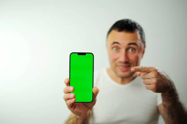 Homem Milenar Positivo Mostrando Enorme Marca Novo Smartphone Com Tela — Fotografia de Stock