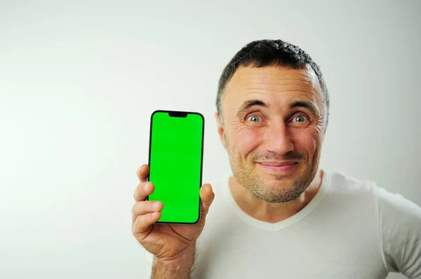 Homem Milenar Positivo Mostrando Enorme Marca Novo Smartphone Com Tela — Fotografia de Stock