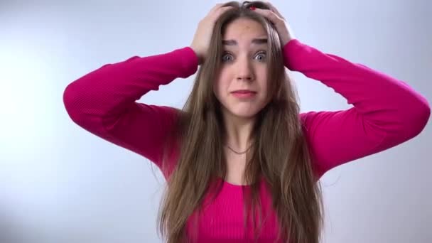 Tristeza Estresse Más Notícias Más Menina Grita Leva Cabeça Ambos — Vídeo de Stock