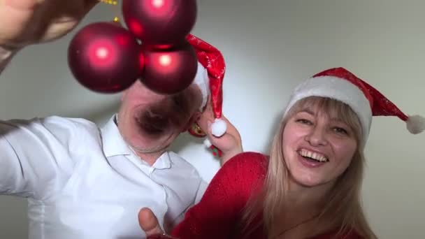 Πάρτυ Πρόσκληση Πρωτοχρονιά Και Χριστούγεννα Άντρας Και Γυναίκα Ενήλικας Χορεύουν — Αρχείο Βίντεο