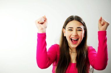 Birçok olumlu duygu neşe mutluluk eğlence başarı pembe arka planda pembe kazaklı uzun kahverengi saçlı güzel genç kız farklı duygular metin reklamcılığı satış yeri genç kız