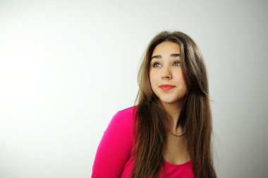 Birçok olumlu duygu neşe mutluluk eğlence başarı pembe arka planda pembe kazaklı uzun kahverengi saçlı güzel genç kız farklı duygular metin reklamcılığı satış yeri genç kız