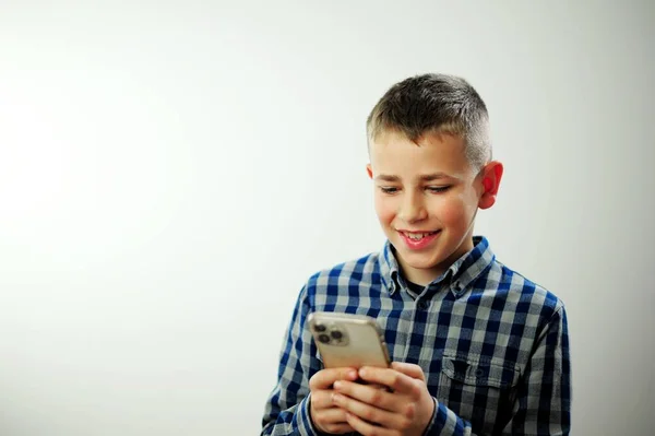 Online Learning Social Media Instagram Tiktok Boy Lat Niebieskiej Koszuli — Zdjęcie stockowe