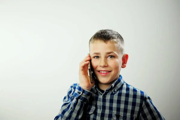 青い再生シャツのモバイル接続の少年は白い背景にテキストのための電話の場所で話すオンライン学習インターネットの関心喜びソーシャルネットワーク電話の会話興味深い会話 — ストック写真