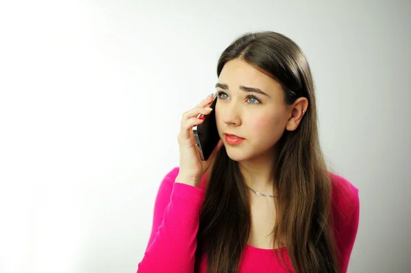 Mobil Bağlantı Pembe Tişörtlü Kız Telefonda Konuşuyor Beyaz Arkaplandaki Mesaj — Stok fotoğraf
