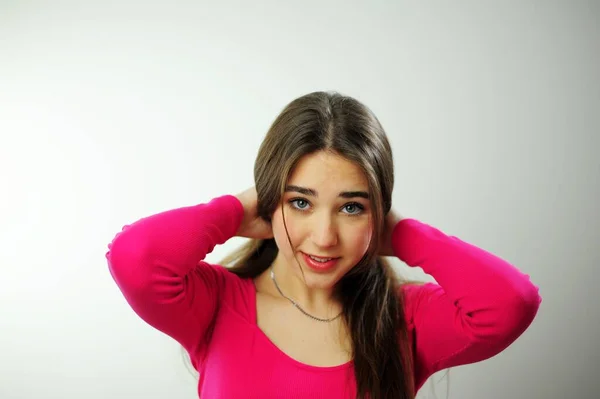 多くの肯定的な感情喜び幸福楽しい成功長い茶色の髪を持つ美しい若い女性の女の子でピンク色のセーターで白い背景に異なる感情テキスト広告販売のための場所ティーネージャー — ストック写真