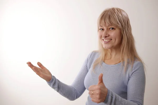 Vuxen Blond Kvinna Annonserar Något Vit Bakgrund Pekar Sidan Med — Stockfoto