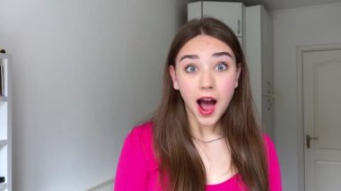 Birçok olumlu duygu neşe mutluluk eğlence başarı pembe arka planda pembe kazaklı uzun kahverengi saçlı güzel genç kız farklı duygular metin reklamcılığı satış yeri genç kız
