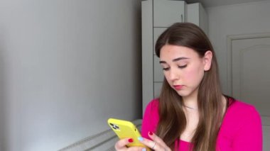 mobil bağlantı pembe tişörtlü kız telefonda konuşuyor beyaz arkaplandaki mesaj için internette internetle ilgilenen eğlence sosyal ağları öğreniyor ilginç sohbetler