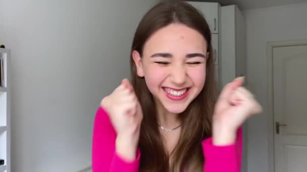 Sok Pozitív Érzelmek Öröm Boldogság Szórakozás Siker Gyönyörű Fiatal Lány — Stock videók