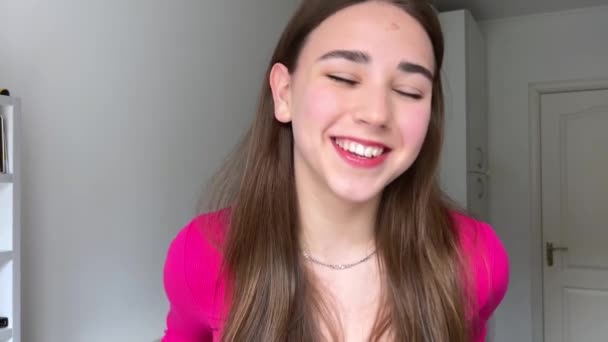Mange Positive Følelser Glæde Lykke Sjov Succes Smuk Ung Kvinde – Stock-video
