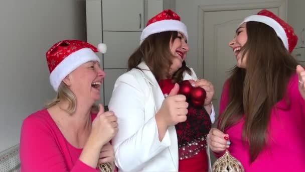 Veel Gelach Vreugde Van Glimlach Drie Vrouwen Vieren Het Nieuwe — Stockvideo