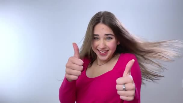 Zmienia Tańczy Kciuki Góry Szalenie Piękna Dziewczyna Reklamuje Coś Białym — Wideo stockowe