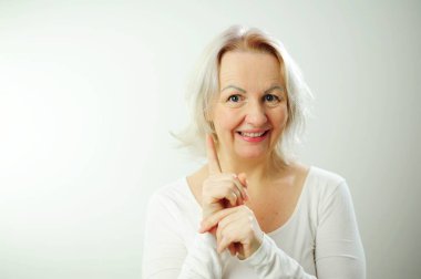 Davetiye reklamı. Siz yetişkin kadınlar dans ediyorsunuz. Gülümsüyor ve kollarını kaldırıyor.