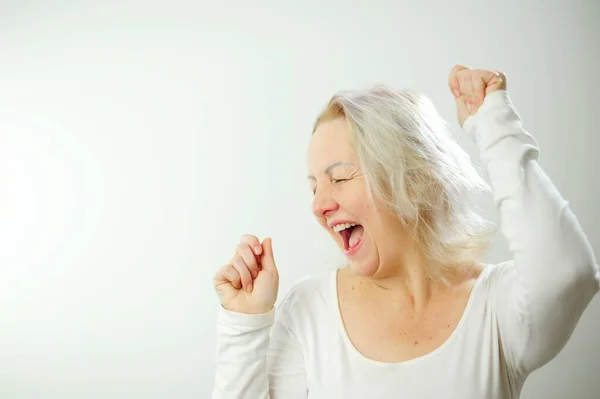 Davetiye Reklamı Siz Yetişkin Kadınlar Dans Ediyorsunuz Gülümsüyor Kollarını Kaldırıyor — Stok fotoğraf