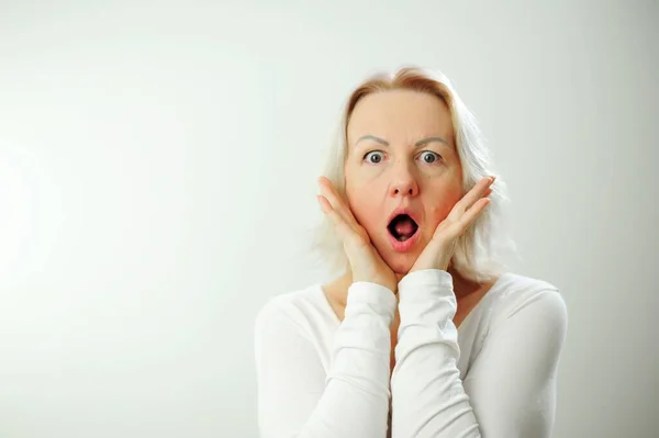 Pozytywne Negatywne Emocje Kobieta Zaskoczona Zakryła Usta Dłońmi Blond Włosy — Zdjęcie stockowe
