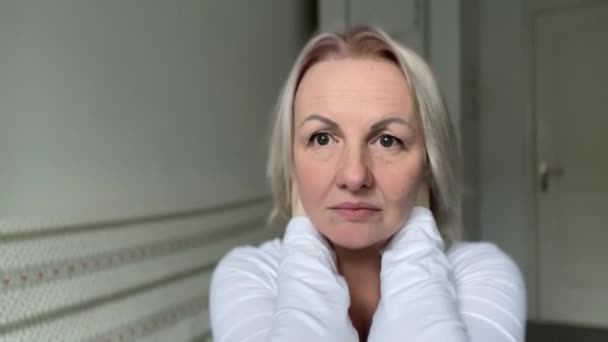 Positive Und Negative Emotionen Frau Überrascht Sie Bedeckte Ihren Offenen — Stockvideo