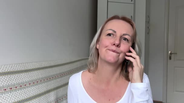 Доросла Жінка Світлим Волоссям Блакитній Сукні Стоїть Мобільним Телефоном Зелений — стокове відео