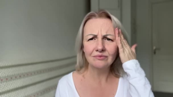 Vakantie Reismeisje Heeft Hoofdpijn Vrouw Houdt Haar Hand Haar Hoofd — Stockvideo