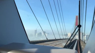 Köprüdeki Surrey Vancouver hattı Skytrain sokak sisinin ön camından şehri görebileceğiniz mesafeden sisli havada gökdelenleri görebiliyorsunuz.