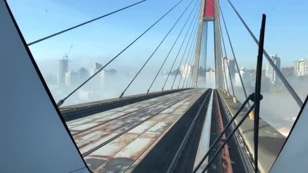 Surrey Vancouver Linia Skytrain Moście Widok Przedniego Okna Ulicy Mgły — Wideo stockowe
