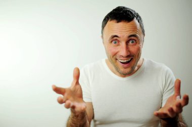 Olumlu duygular neşe sürprizi ve mutluluk adamı kafasını ellerinin arasına alıp gözlerini kaldırdı ve ağzını açtı. Çok şaşırdı, sanki her taraftan para yağıyor gibi.