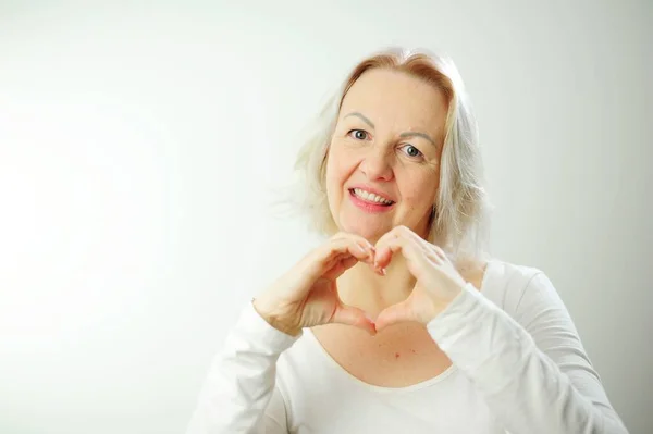 Pozytywne Emocje Miłość Szczęśliwy Słodkie Kobieta Pokazując Serce Rękami Ona — Zdjęcie stockowe