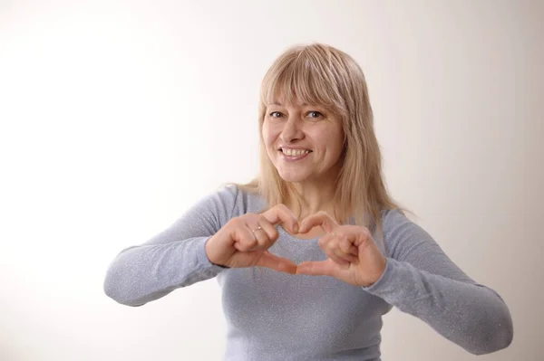 Pozytywne Emocje Miłość Szczęśliwy Słodkie Kobieta Pokazując Serce Rękami Ona — Zdjęcie stockowe