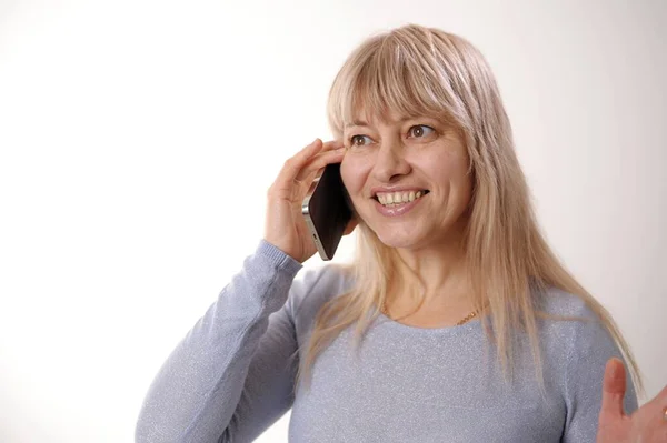Kvinna Pratar Med Mobiltelefon Hemma Nöjd Medelålders Vit Kvinna Pratar — Stockfoto
