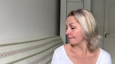 Yetişkin bir kadın bir şeyden hoşlanmaz. Arkasını döndü, başını sağa sola çevirdi..