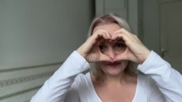 Позитивні Емоції Люблять Щаслива Мила Жінка Показує Серце Руками Вона — стокове відео