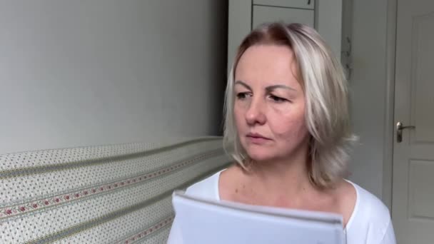 Olumlu Duygular Elinde Kalem Defteri Olan Yetişkin Bir Kadın Bir — Stok video