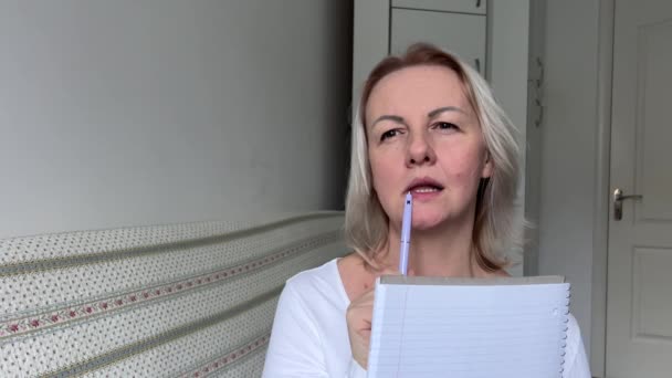 Emociones Positivas Mujer Adulta Con Pluma Cuaderno Escribe Algo Piensa — Vídeo de stock