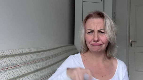Αλλεργία Κρύα Μύτη Γυναίκα Παίρνει Πολλές Χαρτοπετσέτες Φαίνεται Δυστυχισμένη Στην — Αρχείο Βίντεο