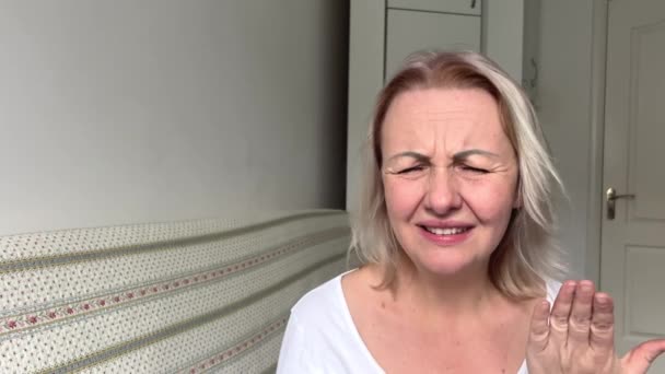 Женщина Несчастна Спрашивает Смотрит Камеру Машет Рукой Злится Удивлённая Блондинка — стоковое видео