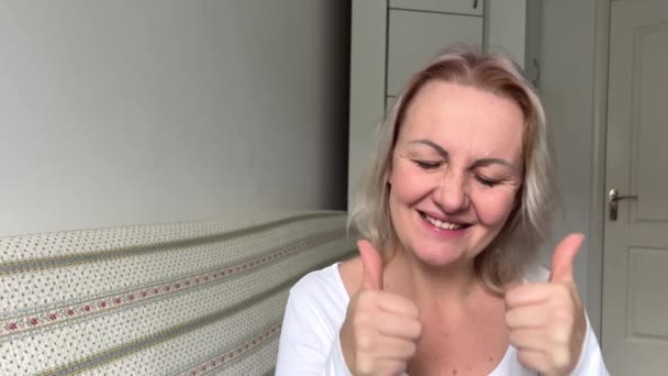 Жінка Показує Два Великі Пальці Вгору Вона Щаслива Танцює Обертаючись — стокове відео